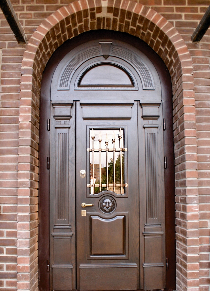 Вхідні деревяні двері арочні