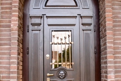 Вхідні деревяні двері арочні