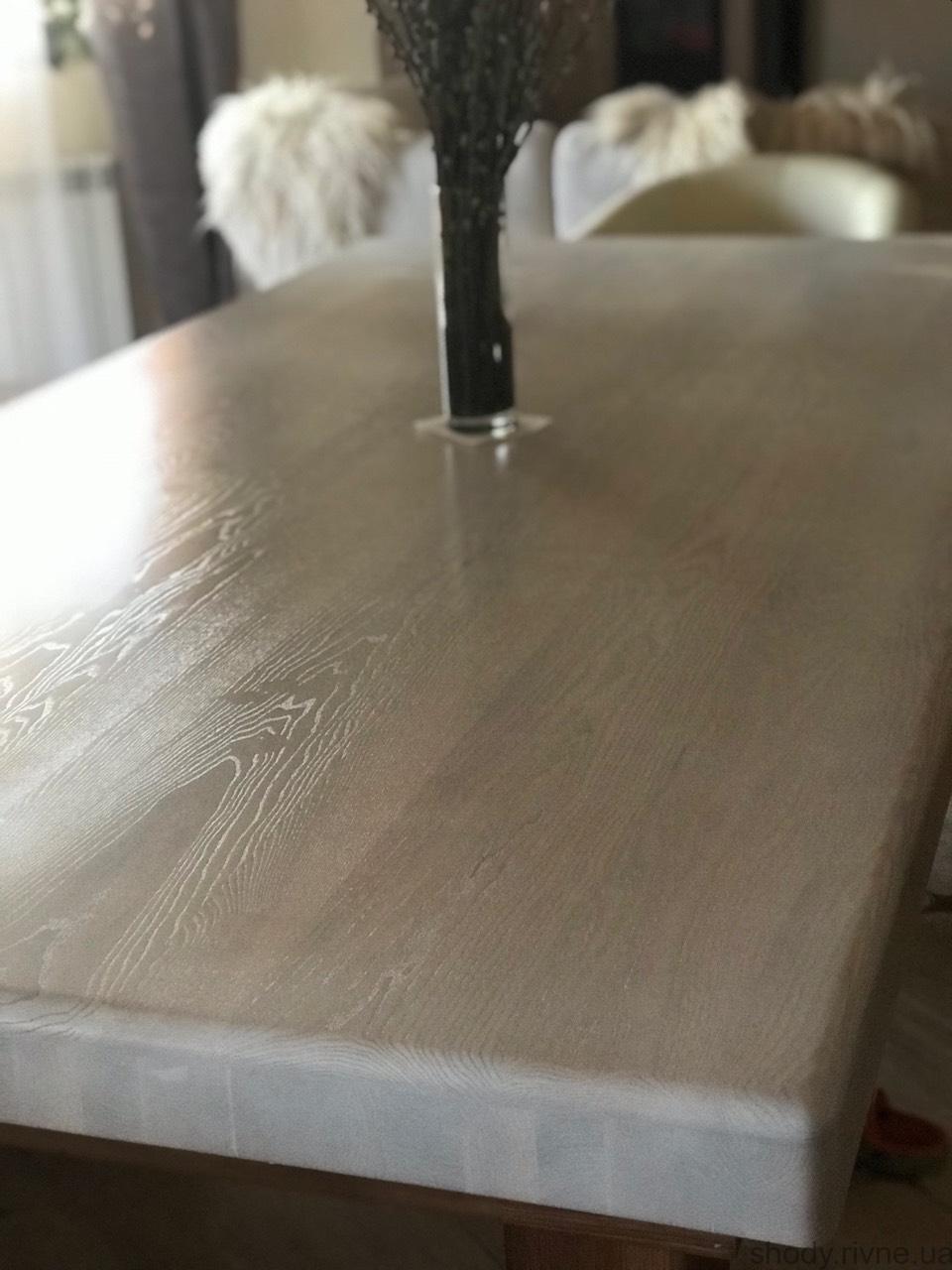 Деревяний стіл