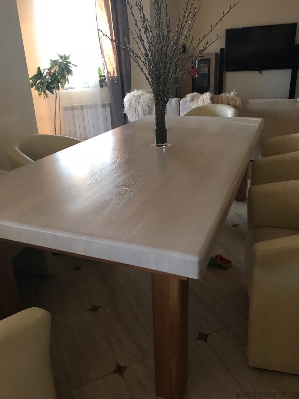 Деревяний стіл